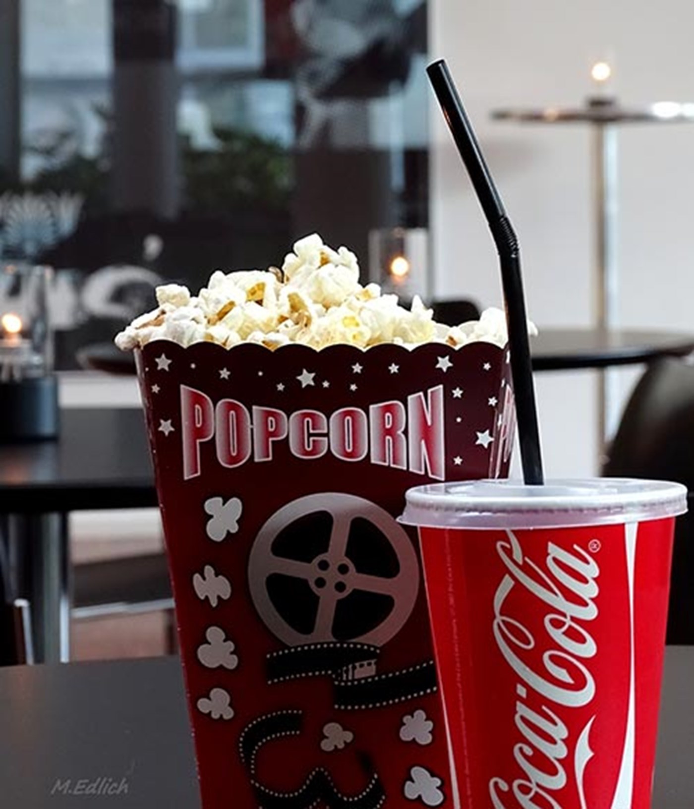Når du skal i biografen har vi altid frisklavede popcorn og der tilhørende sodavand